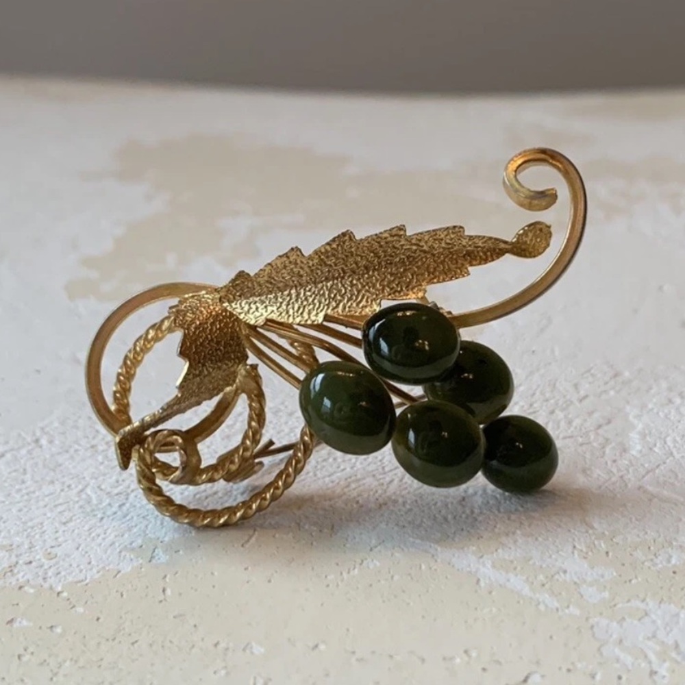 Vintage Cabochon Leaf Grape Pod Gold Tone Brooch 2”